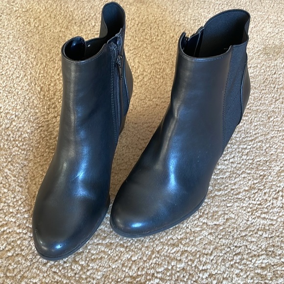 Elegant Black Ankle Boots - Picture 1 of 6